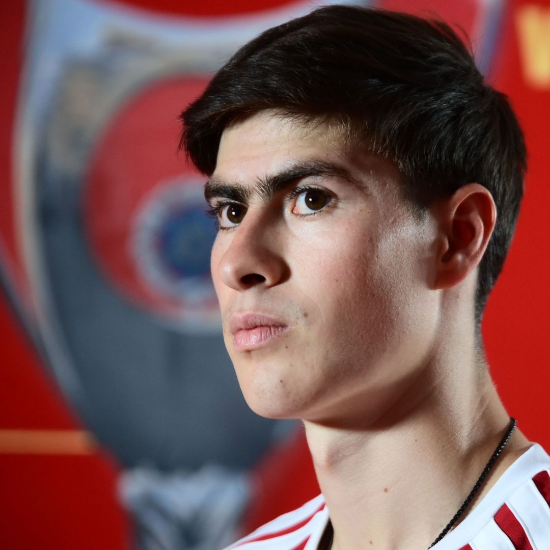 Armando González con la camiseta de Olympiacos